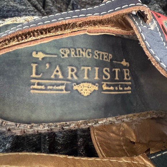 L'ATISTE Red and Green Heels with Floral Design - Picture 6 of 8